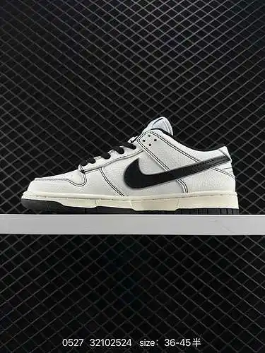 2 Supreme x Nike Dunk SB Low Nike SB Low de marca compartida en blanco y negro. El cuerpo del zapato