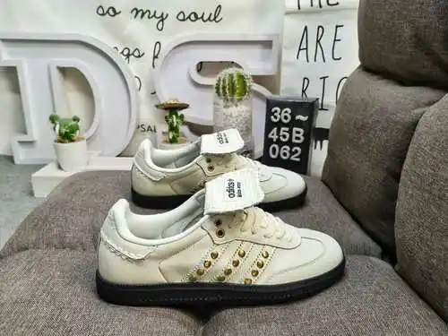 062D te lleva de regreso al clásico más original y eterno, / Clover Adidas WB Studded Samba OG Samba