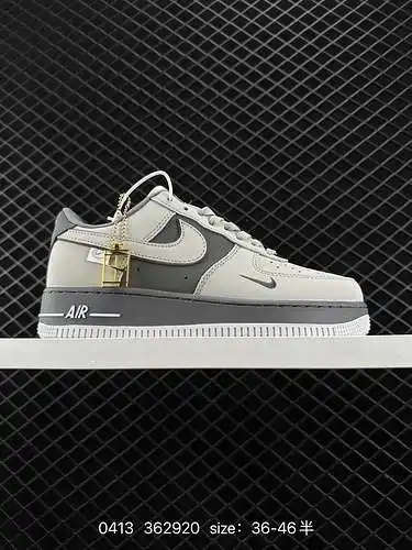 Nike Air Force '7 Low es una zapatilla casual Air Force 1 de caña baja en gris oscuro y blanco. Util