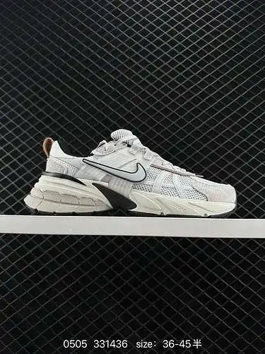 8 Las zapatillas para correr Nike NIKE V2K RUN son tendencia retro. Zapatillas de malla transpirable