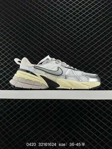 2 zapatillas para correr Nike V2K Run retro de un solo producto retro para papá. El zapato se llama 