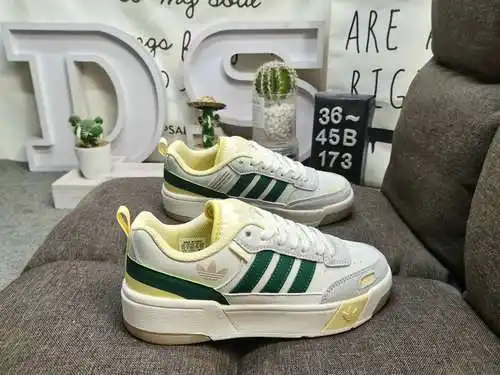 173D adidas Originals Post UP de nivel corporativo Este clásico de adidas continúa los genes de la c