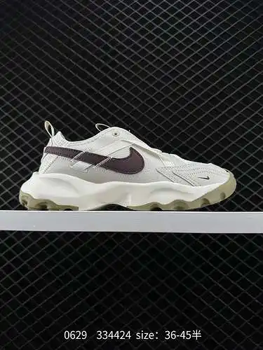 2 Nike TC 79 es un artículo popular. Las correas y los ganchos entrelazados, así como su enrutamient