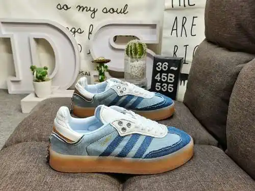 Los zapatos 535D para hombre y mujer son modelos auténticos de media talla. Confeccionada en piel de