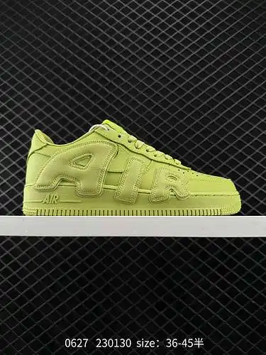 Horma original Nike Air Force MID '7 y cartón original para crear una versión puramente escotada de 