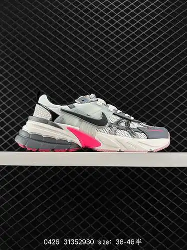 Las zapatillas Nike NIKE V2K RUN son tendencia retro. Zapatillas de malla transpirable. El material 