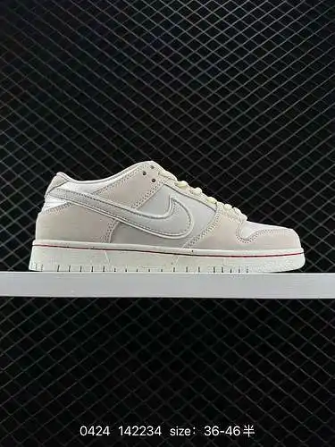 7 Nike SB Dunk Low "Love Found" City of Love El par completo de zapatos se presenta en una