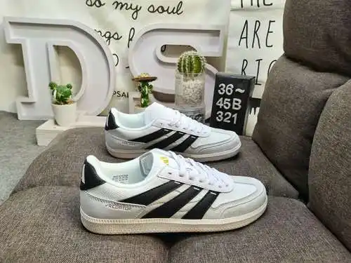 321D CORPORATE ADIS PREDATOR FREESTYLE La pieza vintage muestra una artesanía de alta calidad con co