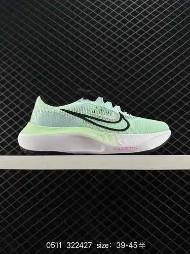 3 Nike Nk Zoom Fly Zapatillas Nike súper elásticas y ligeras. Los zapatos están equipados con materi