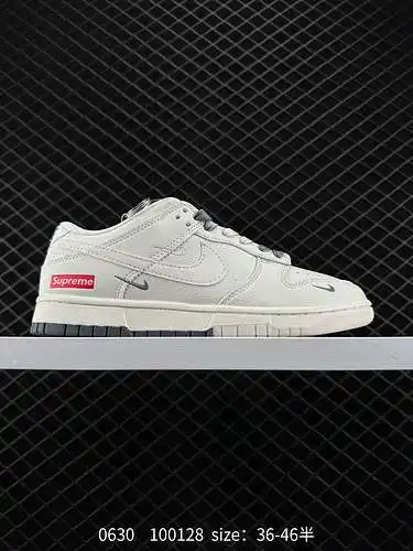 4 Supreme x Nike Dunk Low blanco y gris. Este modelo aboga por romper las tradicionales restriccione