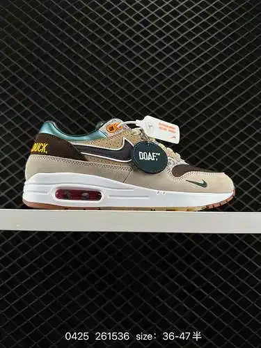 8 El costado de Nike Air Max agrega un novedoso diseño de patrón ondulado basado en la forma origina