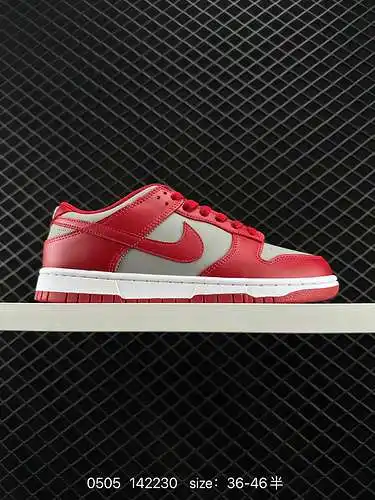 Serie Nike Dunk Low de zapatillas deportivas informales de caña baja para patineta. Está hecho de cu
