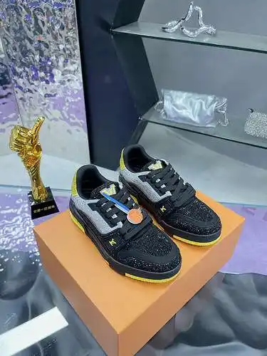 Zapatos LV para hombre y mujer Código: 0526E00 Talla: Mujer 35-40 Hombre 39-46