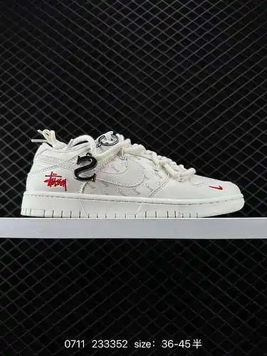 26 Stussy blanquecino con ganchos blancos. Lanzadas oficialmente en el extranjero al mismo tiempo, l