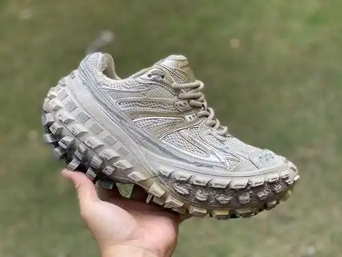 Zapatos con llantas Paris marrón claro versión y1 ⚡️Balenciaga Zapatos con llantas Balenciaga Defend