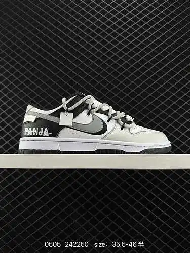 2 Nike SB Dunk Low. Estilo retro. Blanco roto y negro. Producto puramente original. Muy recomendable