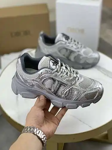 Dior Couple Style Coding: 0710C50 Size: 35-40 Normal orders accepted Men’s wear: 39-45 (shipping in 