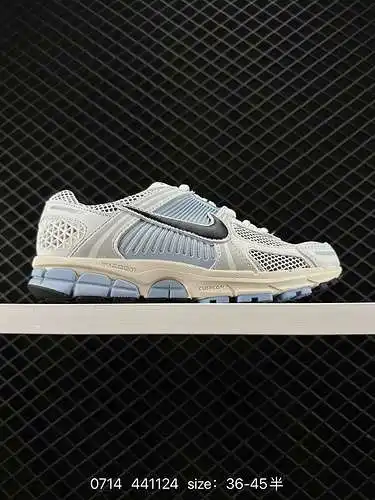 2 Nike Zoom Vomero es la quinta generación de zapatillas deportivas informales para correr maratones