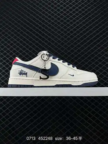 24 Gancho Stussy en color blanquecino y azul. Lanzadas oficialmente en el extranjero al mismo tiempo