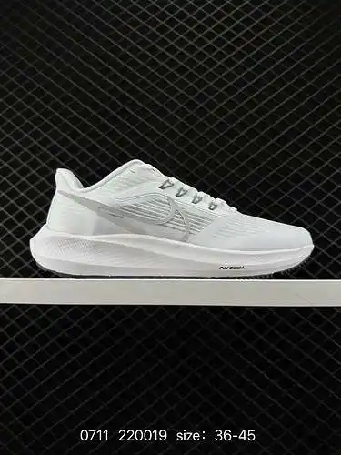 9 Nike Air Zoom Pegasus 39 Moon Landing 39 La zapatilla para correr transpirable de malla combina un