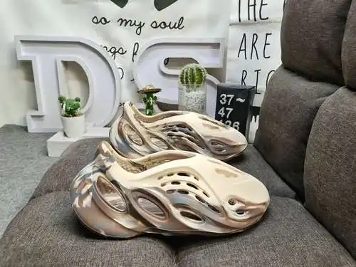126DAdidas Yeezy Slide Coconut Minimalist Chan Ye Salir al aire libre Playa Sandalias con agujeros
