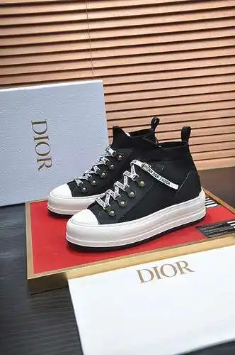 Dior couple model code: 0716B70 Size: female 35/40, male 38/44