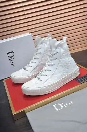 Dior couple model code: 0716B60 Size: female 35/40, male 38/44