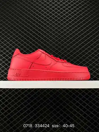 2 zapatillas deportivas informales, versátiles y de caña baja Nike Air Force '7 Air Force 1. El rend
