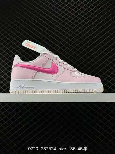 2 zapatillas deportivas informales, versátiles y de caña baja Nike Air Force '7 Air Force 1. El rend