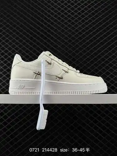 4 zapatillas deportivas informales, versátiles y de caña baja Nike Air Force ’7 Air Force 1. El rend