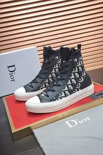 Dior couple model code: 0716B60 Size: female 35/40, male 38/44