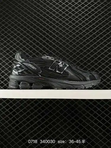 La serie New Balance M96 es un artículo retro que es un tesoro de zapatos viejos con elementos retro