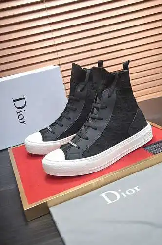 Dior couple model code: 0716B60 Size: female 35/40, male 38/44