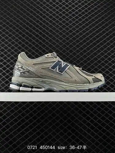 22 Serie New Balance M96. Artículos retro, preciados zapatos de papá, con elementos retro superpuest