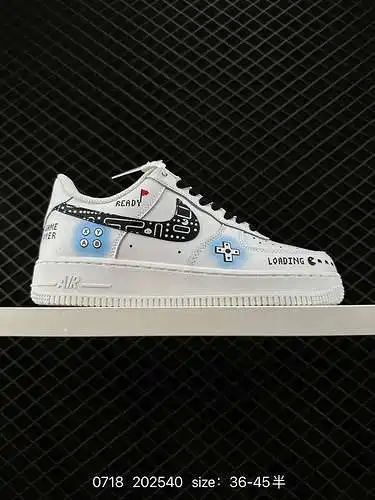 2 zapatillas deportivas informales, versátiles y de caña baja Nike Air Force '7 Air Force 1. El rend