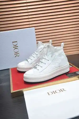 Dior couple model code: 0716B70 Size: female 35/40, male 38/44