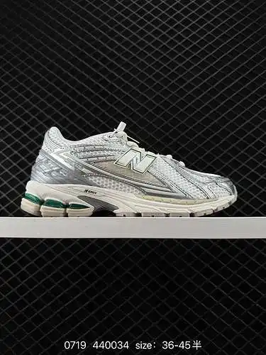 7 Serie New Balance M96. Artículos retro, preciados zapatos de papá, con elementos retro superpuesto