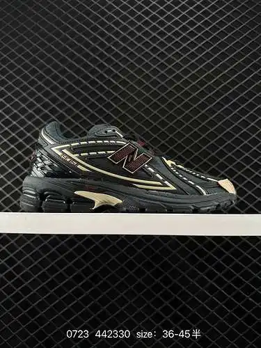 La serie New Balance M96 es un artículo retro que es un tesoro de zapatos viejos con elementos retro