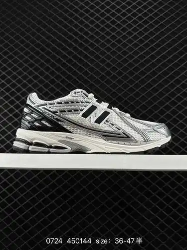 22 Serie New Balance M96. Artículos retro, preciados zapatos de papá, con elementos retro superpuest