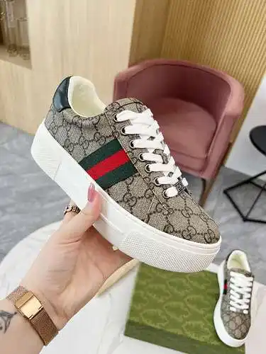 Modelo de pareja GUCCI Código: 0725C30 Talla: 35-45