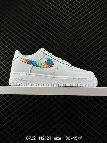 2 zapatillas deportivas informales, versátiles y de caña baja Nike Air Force '7 Air Force 1. El rend