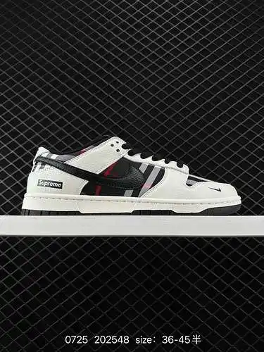 24 Supreme x Nike Dunk Low en blanco y negro. Este modelo aboga por romper las tradicionales restric