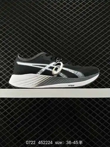 2 zapatillas de carreras Asics Magic Speed ​​serie con placa de carbono. Los zapatos están diseñados