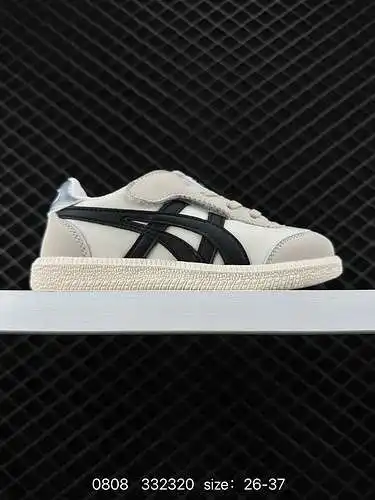 Los zapatos infantiles ASICS / yasics utilizan una combinación de piel volcada y material superior d