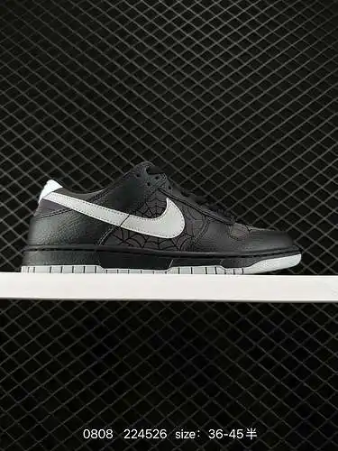 Tres zapatillas nike dunk low retro, zapatillas retro clásicas, marca conjunta con gucci. Esta es un