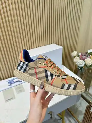 Burberry talla de calzado masculino y femenino: 0809c40 talla: mujer 35 - 40, hombre 39 - 46 (talla 