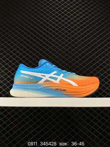 Cuatro nuevos zapatos de carrera y zapatos de carreras messpeed Sky de ASICS corporativos. Material 