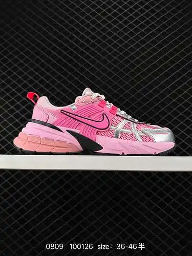 Las zapatillas de correr Nike v2k Run 3 son una tendencia retro. Zapatillas deportivas transpirables