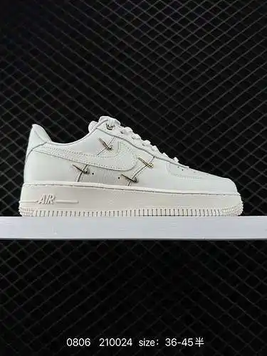 Dos Nike Air Force '7 y cuatro pequeños ganchos de oro Air Force 1 zapatillas de ocio multifuncional