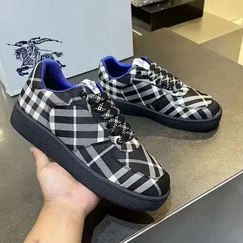 Burberry talla de calzado masculino y femenino: 0809c40 talla: mujer 35 - 40, hombre 39 - 46 (talla 